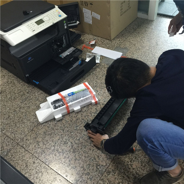 師傅在安裝柯尼卡美能達206復印機的時候，客戶打電話進來問，然后師傅邊安裝機器，邊給客戶解答問題