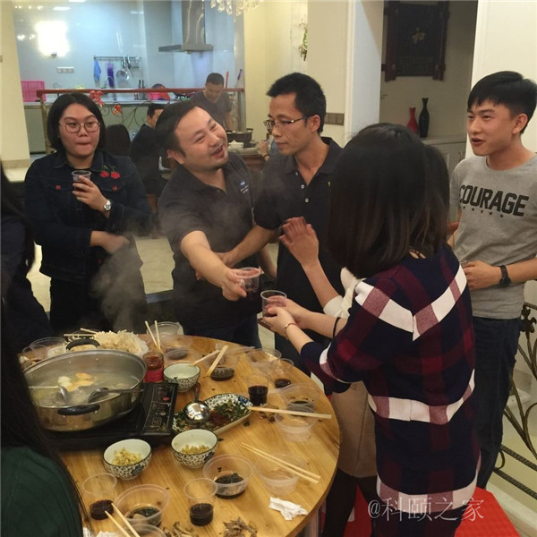 科頤兩位老板過來敬酒,大家苦樂融融-科頤辦公 科頤兩位老板過來敬酒,大家苦樂融融-科頤辦公