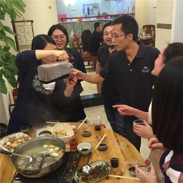 科頤兩位老板過來敬酒,大家苦樂融融-科頤辦公 科頤兩位老板過來敬酒,大家苦樂融融-科頤辦公