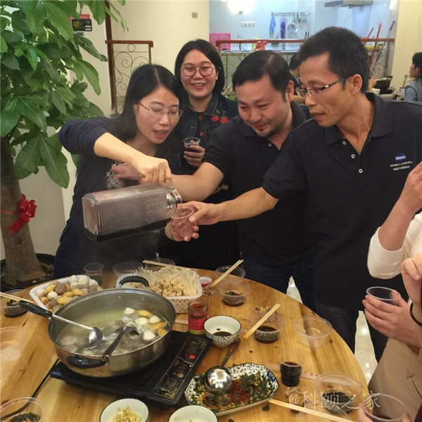 科頤兩位老板過來敬酒,大家苦樂融融-科頤辦公 科頤兩位老板過來敬酒,大家苦樂融融-科頤辦公