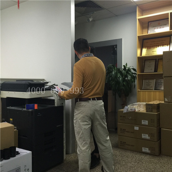 陳先生和蔡師傅在說(shuō)著柯尼卡美能達(dá)C360機(jī)器的問(wèn)題-科頤辦公 陳先生和蔡師傅在說(shuō)著柯尼卡美能達(dá)C360機(jī)器的問(wèn)題-科頤辦公