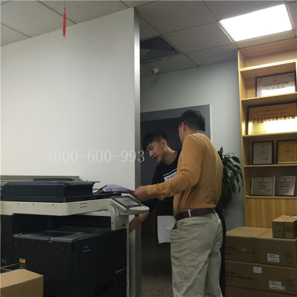 蔡師傅在和陳先生說(shuō)柯尼卡美能達(dá)C360機(jī)器激光器大概在哪個(gè)位置-科頤辦公 蔡師傅在和陳先生說(shuō)柯尼卡美能達(dá)C360機(jī)器激光器大概在哪個(gè)位置-科頤辦公