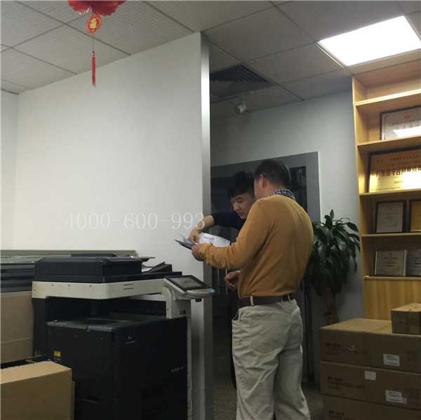 蔡師傅在和陳先生說(shuō)柯尼卡美能達(dá)C360機(jī)器的效果問(wèn)題-科頤辦公 蔡師傅在和陳先生說(shuō)柯尼卡美能達(dá)C360機(jī)器的效果問(wèn)題-科頤辦公