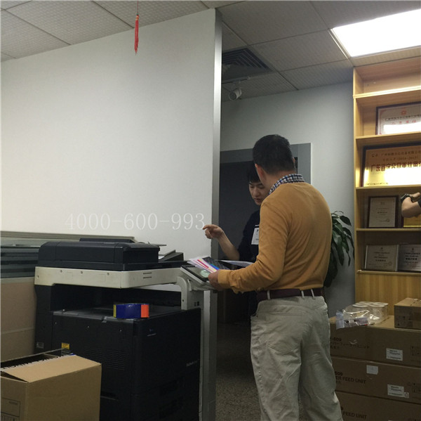 蔡師傅在和陳先生說(shuō)柯尼卡美能達(dá)C360機(jī)器的激光器怎么拆裝等-科頤辦公 蔡師傅在和陳先生說(shuō)柯尼卡美能達(dá)C360機(jī)器的激光器怎么拆裝等-科頤辦公