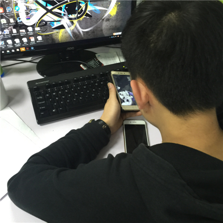 蔡師傅在視頻教盧先生檢查柯尼卡美能達復(fù)印機bizhub283鼓齒輪-科頤辦公