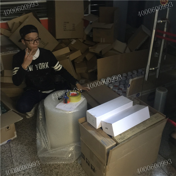 4月11科頤辦公打包現場，隔壁小帥幫忙打包中還不忘來臭美一下