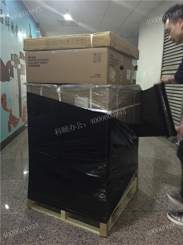 轉角遇到帥哥在打包柯尼卡美能達C226復印機-科頤辦公