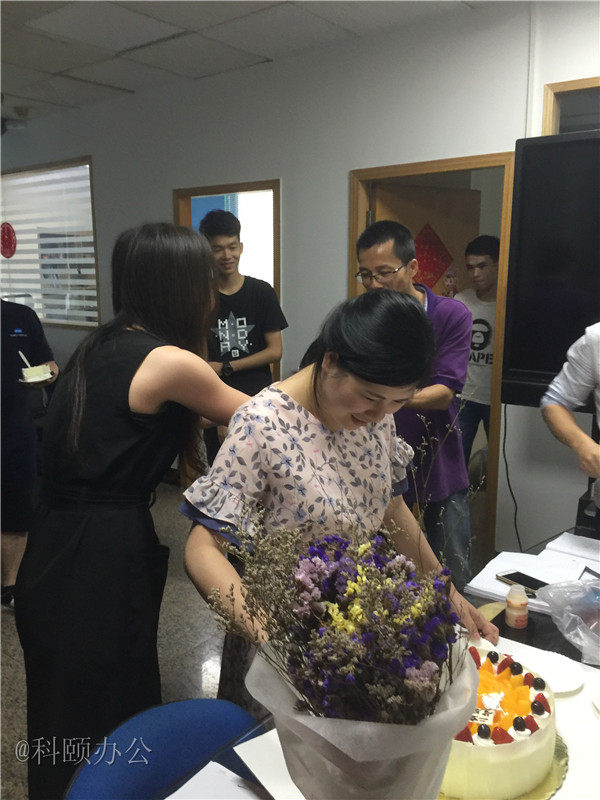 柯尼卡美能達復(fù)印機代理商--科頤之家家人一起分享美味的蛋糕 柯尼卡美能達復(fù)印機代理商--科頤之家家人一起分享美味的蛋糕