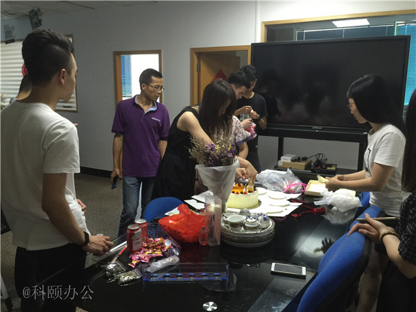 柯尼卡美能達復(fù)印機代理商--科頤之家家人一起分享美味的蛋糕 柯尼卡美能達復(fù)印機代理商--科頤之家家人一起分享美味的蛋糕