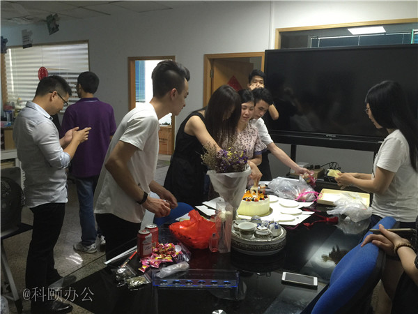 柯尼卡美能達復(fù)印機代理商--科頤之家家人一起分享美味的蛋糕 柯尼卡美能達復(fù)印機代理商--科頤之家家人一起分享美味的蛋糕