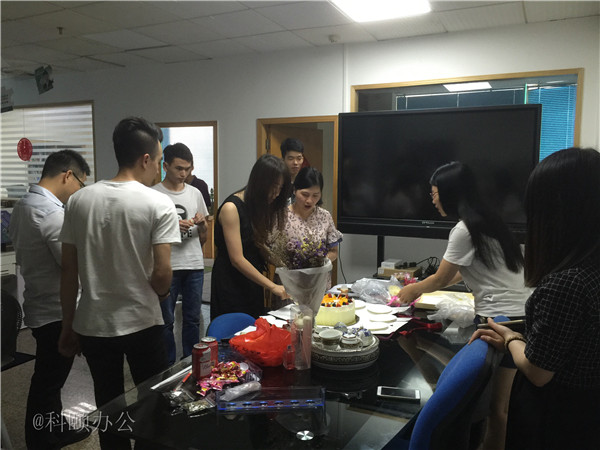 柯尼卡美能達復(fù)印機代理商--科頤之家家人一起分享美味的蛋糕 柯尼卡美能達復(fù)印機代理商--科頤之家家人一起分享美味的蛋糕