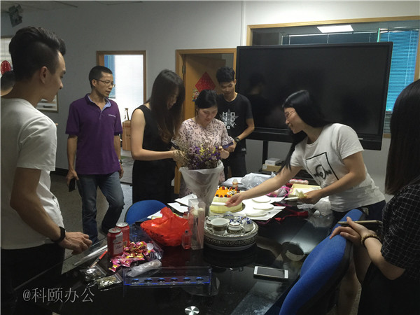 柯尼卡美能達復(fù)印機代理商--科頤之家家人一起分享美味的蛋糕 柯尼卡美能達復(fù)印機代理商--科頤之家家人一起分享美味的蛋糕