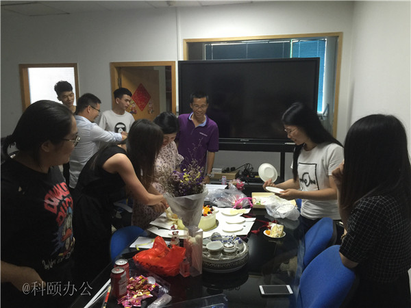 柯尼卡美能達復(fù)印機代理商--科頤之家家人一起分享美味的蛋糕 柯尼卡美能達復(fù)印機代理商--科頤之家家人一起分享美味的蛋糕