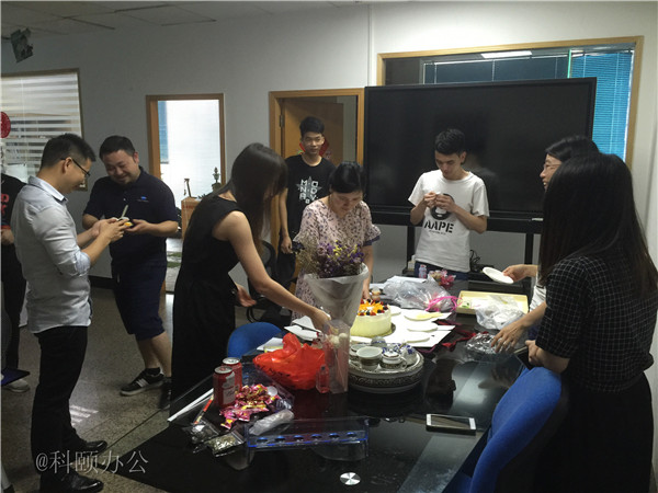 柯尼卡美能達復(fù)印機代理商--科頤之家家人一起分享美味的蛋糕 柯尼卡美能達復(fù)印機代理商--科頤之家家人一起分享美味的蛋糕