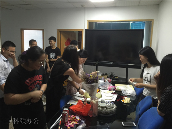 柯尼卡美能達復(fù)印機代理商--科頤之家家人一起分享美味的蛋糕