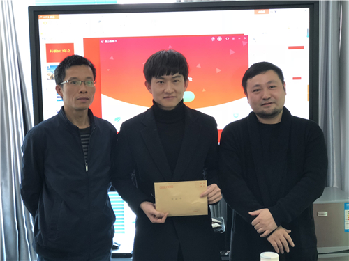 小蔡哥哥領到年終獎啦！-科頤